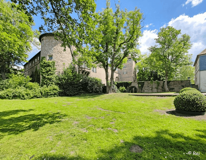 Burg Neuhaus heute und 1372