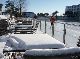 Schneebedeckter Tisch vor der Eislaufflche